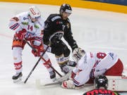 Für einmal kann Rapperswil-Hüter Melvin Nyffeler zusammen mit Corsin Casutt Luganos Mauro Jörg stoppen (Bild: KEYSTONE/TI-PRESS/PABLO GIANINAZZI)