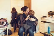 Die Mutter gab vor Gericht an, sie habe ihren traumatisierten Sohn vor einer Begegnung mit dem Vater schützen wollen. (Bild: Symbolbild: Getty)