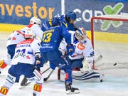 Andres Ambühl (hinten), als Verteidiger eingesetzt, erzielt das 1:0 für Davos (Bild: KEYSTONE/JUERGEN STAIGER)