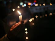 Kerzen für Opfer von sexuellem Missbrauch durch Geistliche in Chile - Papst Franziskus hat zwei chilenische Bischöfe wegen Kindesmissbrauchs aus dem Klerikerstand entlassen. (Bild: KEYSTONE/AP/ESTEBAN FELIX)
