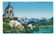 Auf der ungefähr 1910 produzierten Ansichtskarte «Aegerisee. Morgarten-Denkmal» wurde ein Alpenpanorama montiert und koloriert. (Bild: Privatbesitz Silvia Hess)