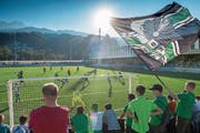 Der neue Kunstrasen des Kleinfeld-Stadions im Sonnenlicht. (Boris Bürgissser (Kriens, 13. Oktober 2018))