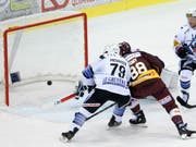 Der Puck fliegt ins Netz zum 1:0 - Torschütze für Servette ist Kevin Romy (Nr. 88) (Bild: KEYSTONE/SALVATORE DI NOLFI)