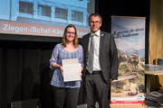 Käserin Martina Jost von der Alpkäserei Urnerboden durfte an der Olma-Alpkäseprämierung aus den Händen von Jury-Präsident Markus Hobi den mit 800 Franken dotierten 1. Preis für den besten Ziegenkäse entgegennehmen. (Bild: PD, St. Gallen, 12. Oktober 2018)
