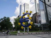 Euroskulptur vor dem alten Hauptsitz der Europäischen Zentralbank (EZB) in Frankfurt am Main. (Bild: KEYSTONE/EPA/ARMANDO BABANI)