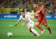 Granit Xhaka (links) wird vom Belgier Dries Mertens gefoult. (Bild: Toto Marti/Freshfocus (Brüssel, 12. Oktober 2018))