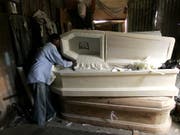 Die Babyleichen in einem früheren Bestattungsinstitut in einer Decke des Gebäudes entdeckt. (Bild: KEYSTONE/AP/Ariana Cubillos)