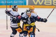 Die Zuger mit Lino Martschini (Mitte) feiern das 4:2 gegen den EHC Biel in der Bossard-Arena. (Bild: KEYSTONE/Urs Flüeler)