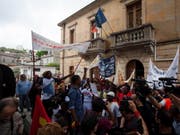 Protesten zum Trotz hat das italienische Innenministerium im Dorf Riace im Süden des Landes den Umzug von Flüchtlingen angeordnet. (Bild: KEYSTONE/EPA ANSA/MARCO COSTANTINO)
