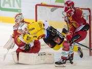 Flugeinlage von Berns Jan Mursak zwischen SCL-Hüter Ciacco und Glauser (Bild: KEYSTONE/MARCEL BIERI)