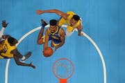 Am Mittwoch geht’s in der NBA wieder los: Die Golden State Warriors mit Jacob Evans (am Ball) treffen zum Auftakt auf Oklahoma City Thunder. Bild: Andrew D. Bernstein/Getty (San Jose, 12. Oktober 2018)