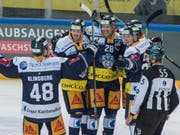 Die Zuger Spieler feiern den 4:2-Heimsieg gegen Leader EHC Biel (Bild: KEYSTONE/PPR/URS FLUEELER)