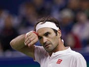 Roger Federer putzt sich den Schweiss von der Stirn (Bild: KEYSTONE/AP/ANDY WONG)