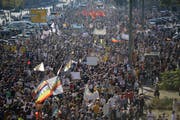 Über 100'000 Menschen tauchten zu einer Kundgebung gegen Rassismus in Berlin auf. (Bild: AP Photo/Markus Schreiber)