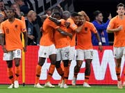 Die Niederländer jubeln über den souveränen 3:0-Sieg über Deutschland (Bild: KEYSTONE/EPA/SASCHA STEINBACH)
