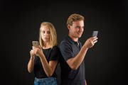 Finden sie einen Ausweg? Petra Effinger als Sandra und Simon Keller als David in «Social Reality». (Bild: Christian Regg)