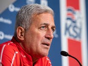 Der Schweizer Nationaltrainer Vladimir Petkovic gibt am Tag vor dem Match gegen Island den Medien Auskunft (Bild: KEYSTONE/ENNIO LEANZA)