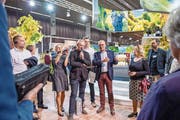 Olma-Direktor Nicolo Paganini (Dritter von rechts) erklärt der Delegation aus Liberec den Hintergrund und die Bedeutung der Messe. Hinter ihm (im weissen Hemd) steht Martin Půta, Präsident der tschechischen Region Liberec. (Bild: Urs Bucher)