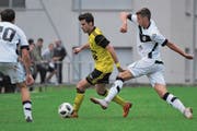 Altdorfs Spielertrainer Samuel Lustenberger (am Ball) führt die Entscheidung für Altdorf herbei. (Bild: Urs Hanhart, Altdorf, 30. September 2018)