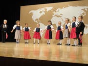 Die Kinder präsentieren stolz ihre Trachten. (Bild: Ruedi Wechsler, Ennetbürgen, 13. Oktober 2018)
