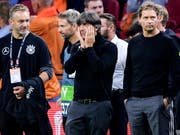 Jogi Löw kann es kaum glauben: Deutschland wird von den Niederlanden gedemütigt (Bild: KEYSTONE/EPA/SASCHA STEINBACH)
