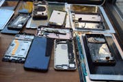 Zerbrochen und zersplittert: Immer wieder geht das eigene Smartphone kaputt. Dann kann man es zum Handydoktor bringen. Bilder: Nicola Ryser