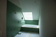 Das Badezimmer einer Dachwohnung. (Bild: Corinne Glanzmann (Alberswil, 11. Oktober 2018))