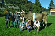 Die Besitzerfamilie um Josef (3. v. l.) und Hedi (kniend, links) Ming posiert mit der neuen «Miss Lungern». Bild: Paul Küchler (13. Oktober 2018)