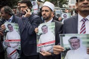 Protestierende halten Poster mit dem Bild des verschwundenen Saudischen Journalisten Jamal Khashoggi hoch. (Bild: Chris McGrath/Getty (Istanbul, 8. Oktober 2018))