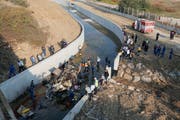 Einsatzkräfte bei der Bergung des verunglückten Transporters. (Evren Atalay/EPA/Shutterstock Out (Izmir, 14. Oktober 2018))