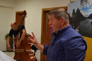 Das Zusammenspiel zwischen Musiker Peter Gisler und Hanspeter Müller-Drossaart erreichte im «bärgrüäf» seinen Höhepunkt. (Bild: Georg Epp, Isenthal, 12. Oktober 2018)