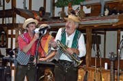 Wie man sie kennt und liebt: Alpenland Sepp und Co. sorgen mit Musik und Humor für Unterhaltung im Tanz-Stadl. (Bild: Christoph Heer)