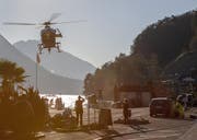 Der Rettungshelikopter landet vor der «Fähri» in Gersau. (Bild: Geri Holdener, Bote der Urschweiz (Gersau, 14. Oktober 2018))