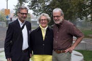 Hansjörg Stettler mit dem Ehepaar Heidi und Peter Hefti. (Bild: Andreas Taverner)