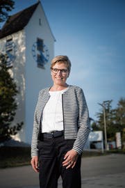 Bei Pfarrerin Bettina Mittelbach darf in der Kirche auch gelacht werden. (Bild: Ralph Ribi)