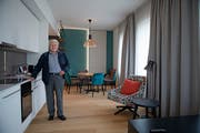 Franz Schwegler von der Mülihof Alberswil AG zeigt ein Einzimmer-Hotel-Apartment. (Bild: Corinne Glanzmann (Alberswil, 11. Oktober 2018))