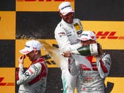 Von links nach rechts: Hockenheim-Sieger René Rast aus Deutschland, der britische DTM-Gesamtsieger Gary Paffett und der Berner Nico Müller (Bild: KEYSTONE/APA/APA/ERWIN SCHERIAU)