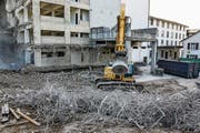 Ein Riesenmagnet löst die Armierungseisen aus dem abgebrochenen Beton. (Bild: Hans Suter)