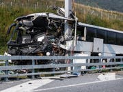Auf der A2 bei Sigirino, wenige Kilometer nördlich von Lugano, in einen Pfosten geprallt: Eine Frau stirbt, 14 weitere Menschen werden verletzt. (Bild: KEYSTONE/TI-PRESS/GABRIELE PUTZU)