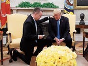 Andrew Brunson (links) und Donald Trump im Oval Office. (Jacquelyn Martin/AP, Washington, 13. Oktober 2018)