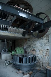 Die Teile der alten Wasserturbine bleiben als Andenken an die Steinermühle erhalten. (Bild: Corinne Glanzmann (Alberswil, 11. Oktober 2018))