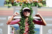 Triumphiert im Ziel mit dem hawaiianischen Lei-Halsschmuck: Daniela Ryf. (Bild: Al Bello/Getty (Kailua Kona, 13. Oktober 2018))