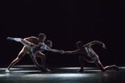Pure physische Präsenz im Stück «Twenty Eight Thousand Waves» von Cayetano Soto. (Bild: Gregory Batardon/Luzerner Theater)