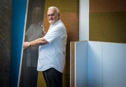Der Uttwiler Archtitekt Fredy Iseli mit einigen seiner selbst entwickelten Waben-Baustoffe. (Bild: Reto Martin)