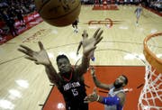 Clint Capela (links) springt nach dem Ball. (Bild: AP)