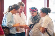 Offline oder online eine neue Liebe finden? Die Landjugend informiert sich an der Olma über Datingportale. (Bild: Urs Bucher)