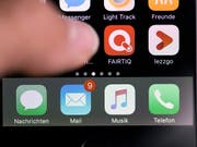 Ständig am Smartphone: Jeder zweite Schweizer hat das Gefühl, zu häufig zum Handy zu greifen. (Bild: KEYSTONE/CHRISTIAN BEUTLER)