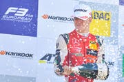 Mick Schumacher, Sohn von Michael Schumacher, während der Siegesfeier nach dem Rennen. (Bild: Uwe Anspach/DPA via AP (Hockenheim, 14. Oktober 2018))