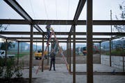 Die Umgebungsarbeiten sind noch nicht abgeschlossen. Gut zu sehen sind aber die grossen Kalksteinquader, welche das Fundament der alten Steinermühle gebildet hatten und nun die Ufermauer zum Mülibach bilden. (Bild: Corinne Glanzmann (Alberswil, 11. Oktober 2018))