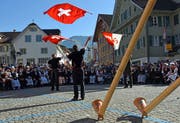 Die Fahnenschwinger präsentieren ihre Künste an der Älplerchilbi. (Bild Robert Hess Sarnen, 13. Oktober 2018)